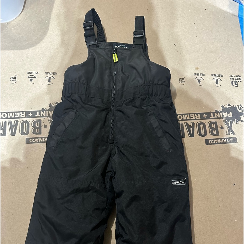 OSHKOSH B’GOSH
SNOW PANTS WITH SUSPENDERS
SIZE 3T
BLACK